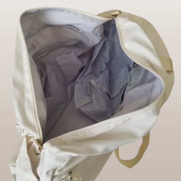 NEW! Lightweight Duffel Tote w/Deep Lining Pocket, Detach. Strap & Earbud Pouch - Picture 10 of 13